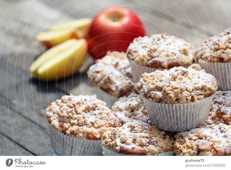 Apfel Streusel Muffins Lebensmittel Glück Gesundheit Wohlgefühl Zufriedenheit Sinnesorgane Erholung Garten Essen genießen lecker gelb rot weiß Laster