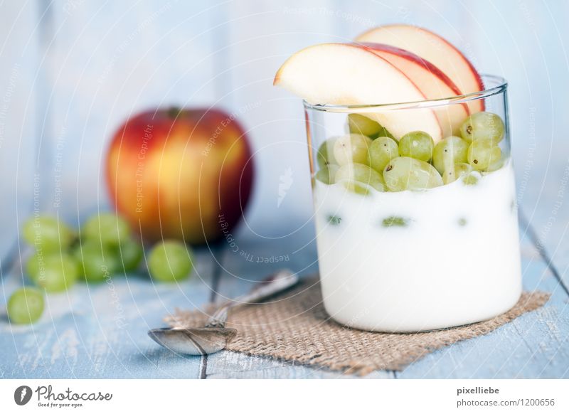 Joghurt mit Obst Lebensmittel Milcherzeugnisse Frucht Apfel Dessert Ernährung Frühstück Vegetarische Ernährung Diät Schalen & Schüsseln Glas Besteck Löffel