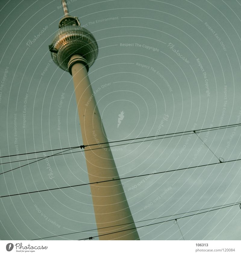HELLO Berliner Fernsehturm Wahrzeichen Osten groß Macht Beton Funkwellen Antenne Denkmal Schliere hoch Bauwerk Berlin-Mitte Klotz drehen Straßenbahn