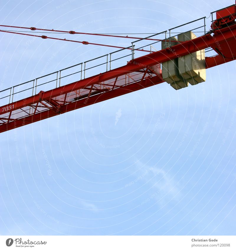 Gegengewicht Kran Baustelle rot Neubau Bauarbeiter Lastwagen Arbeit & Erwerbstätigkeit Hochhaus Stahl streben Draht Wolken grau Beton Handwerk Himmel blau bauen