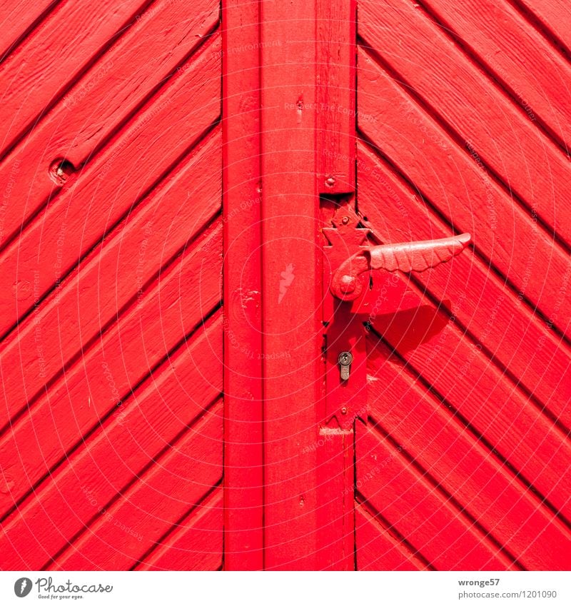 Das rote Tor Feuerwehrgerätehaus Tür Holz Quadrat Türöffner Griff Eingangstor Eingangstür Farbfoto mehrfarbig Außenaufnahme Nahaufnahme Muster