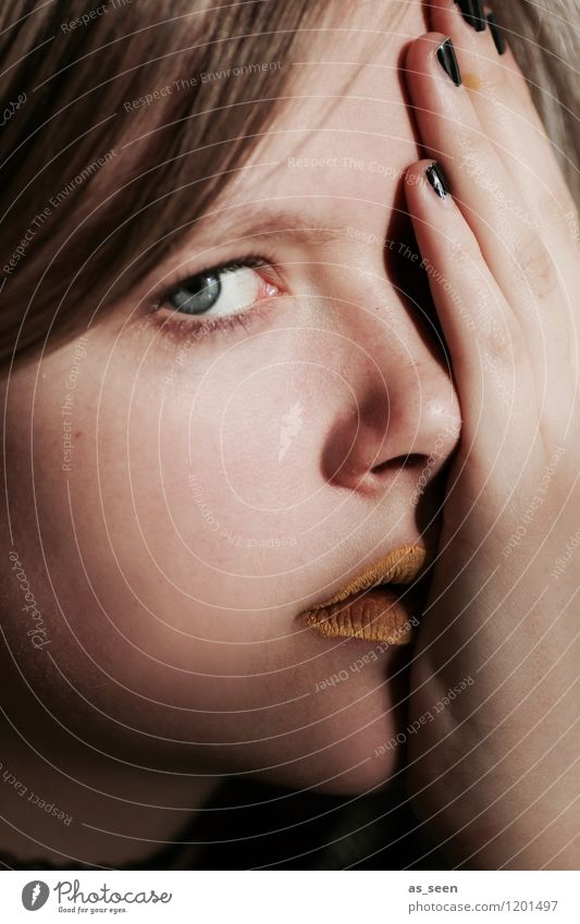 Fear Mädchen Junge Frau Jugendliche Gesicht Auge Hand 1 Mensch 13-18 Jahre beobachten berühren Gefühle Stimmung Wachsamkeit Angst gefährlich Stress Verzweiflung