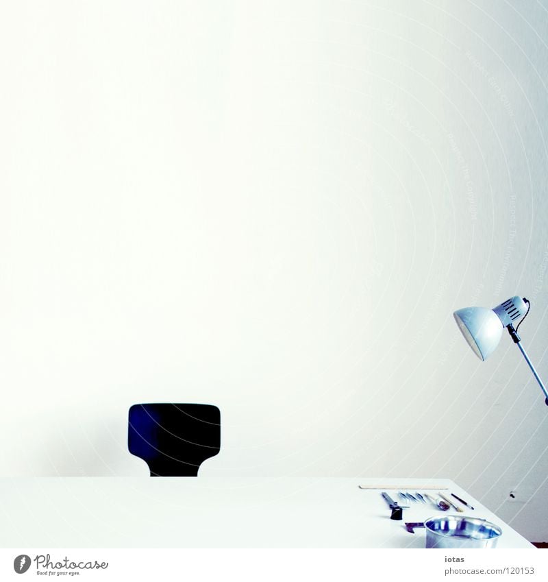 . Tisch Lampe Arbeit & Erwerbstätigkeit Arbeitsplatz Werkzeug Wissenschaften Kunst Kunsthandwerk Konzentration Büro Raum Stuhl clean white cube Business