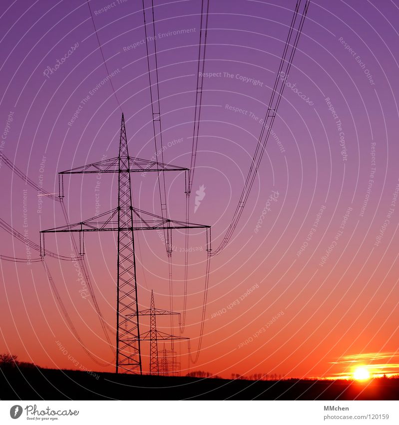 Spannung im Quadrat Elektrizität Strommast Sonnenuntergang Kraft Vernetzung Hochspannungsleitung Horizont violett rot Tiefpunkt Himmelskörper & Weltall