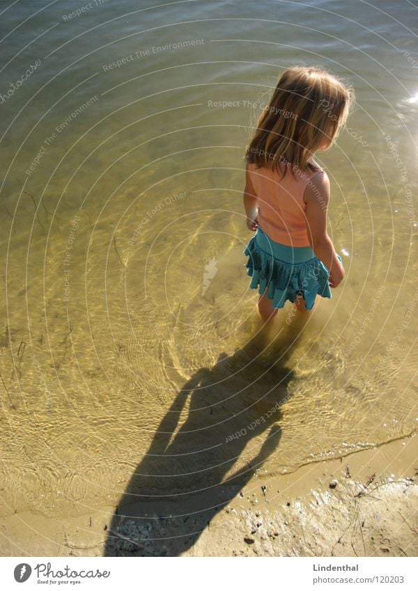 Ich und der See Kind Mädchen stehen Strand nass Kleid türkis Top Wasser ruhig child sea river Fluss water Fuß wet sun Sonne