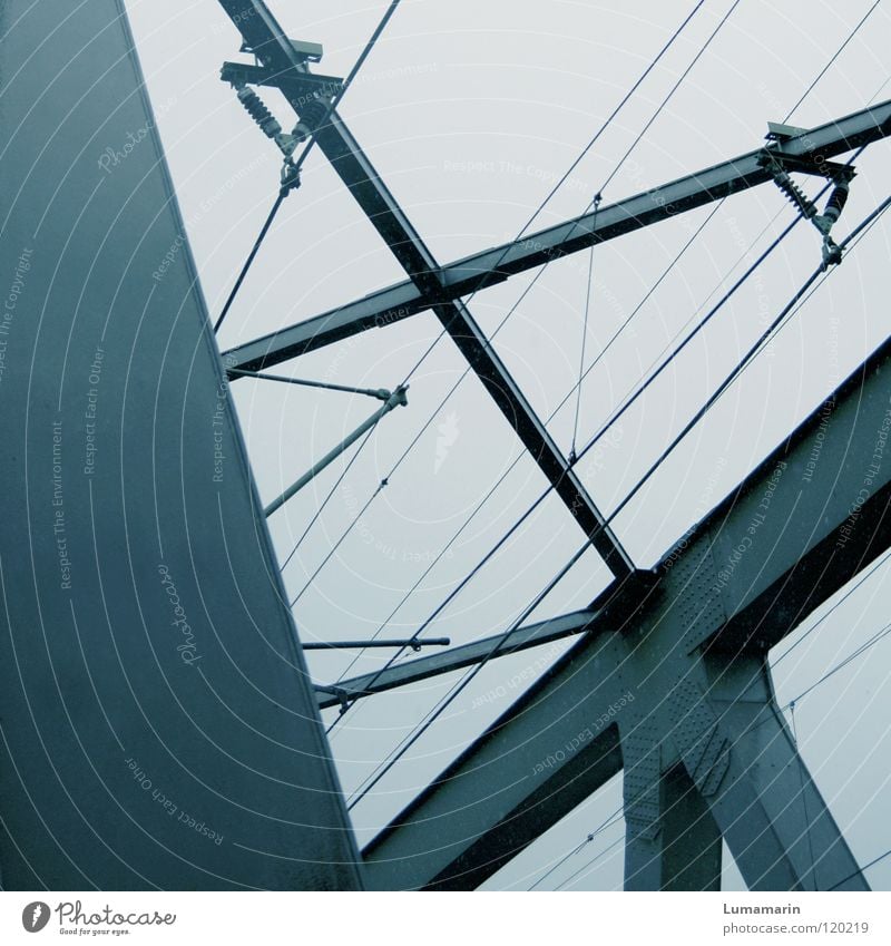 Graue Theorie streben abstützen Stahlträger Draht Leitung Elektrizität Verkehr Konstruktion Bauwerk Dachüberhang Geometrie Eisen schwer grau dunkel trist streng
