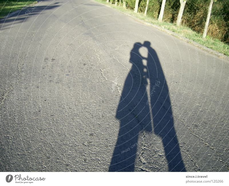 Da liegt ein Kuss auf der Straße! Bulgarien Ferien & Urlaub & Reisen Küssen Asphalt Treue Liebe Schatten Sonne Paar paarweise Momentaufnahme Liebespaar