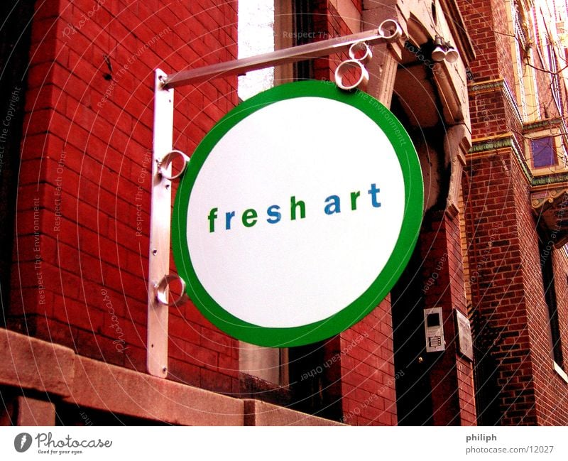FreshArt NY York Symbole & Metaphern Fassade Backstein Kunst Dinge Schilder & Markierungen sign new fresh modern funky