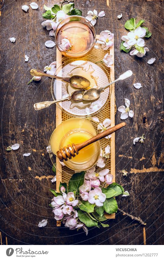 Tee mit frischem Honig und Waben auf rustikalem Holztisch Lebensmittel Süßwaren Ernährung Getränk Geschirr Teller Tasse Glas Löffel Design Alternativmedizin