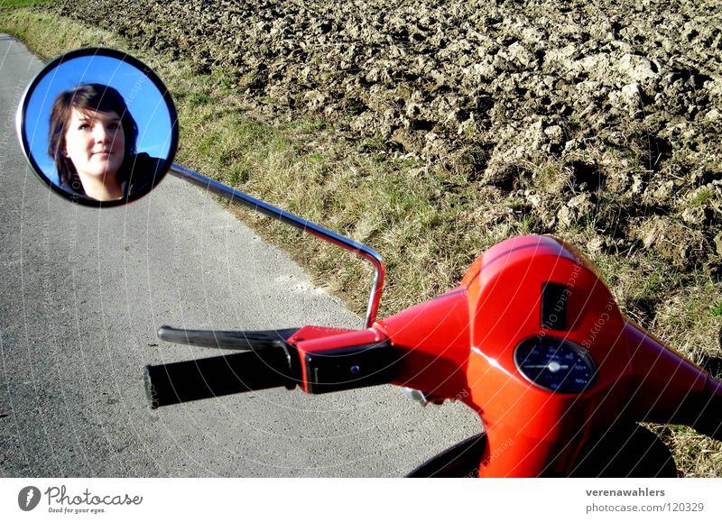 Spiegelbild Kleinmotorrad rot Feld Fahrzeug Freizeit & Hobby Jugendliche Straße Himmel Fahrradlenker blau
