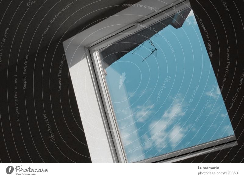 Wohnungskoller Fenster Wolken Wand unten dunkel weiß schwarz Dach Dachfenster Fensterrahmen Reflexion & Spiegelung Luft luftig Antenne Gegenteil Ecke Drehung