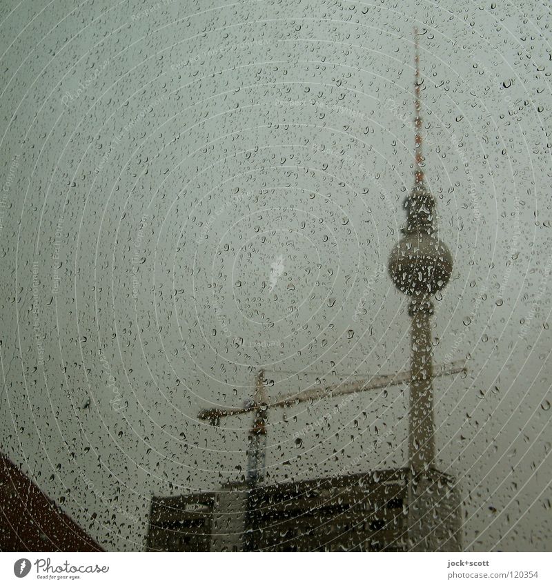 Fernsehturm Perl Edition Wassertropfen schlechtes Wetter Regen Berlin-Mitte Hauptstadt Berliner Fernsehturm Alexanderplatz Baukran grau trüb Fensterscheibe