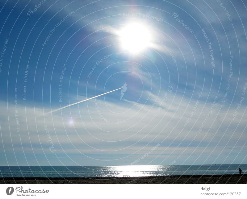 Sonnenschein und blauer Himmel mit Wölkchen am Mittelmeer Sommer Sonnenstrahlen Beleuchtung Reflexion & Spiegelung Wolken Flugzeug Meer Meerwasser See Küste