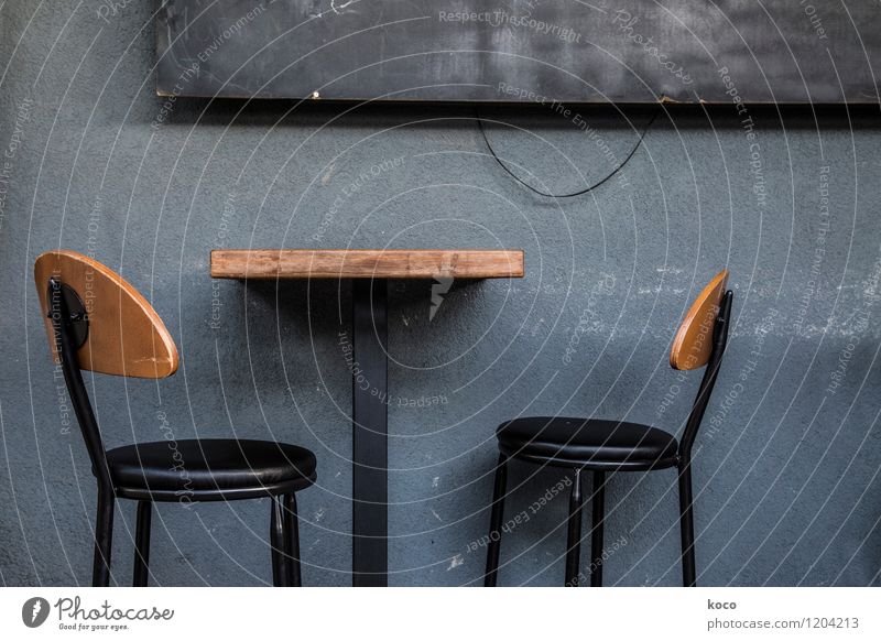 take a seat. Mauer Wand Fassade Tisch Stuhl Sessel Schilder & Markierungen warten dunkel retro trashig trist blau braun grau schwarz Einsamkeit ausdruckslos