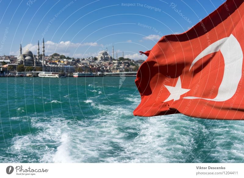 Ansicht von Istanbul von der Fähre mit einer Flagge im Wind Ferien & Urlaub & Reisen Tourismus Sommer Meer Kultur Landschaft Stadt Skyline Gebäude Architektur