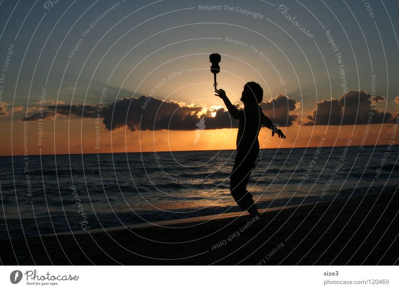 Am Strand Valentinstag Meer Sonnenuntergang Geige Zirkus Gleichgewicht Sizilien Kunststück