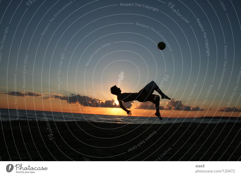 Am Strand in Sizilien Meer Sonnenuntergang Zirkus Gleichgewicht Kunststück Sizilientournee Aurel Greiner Jonathan