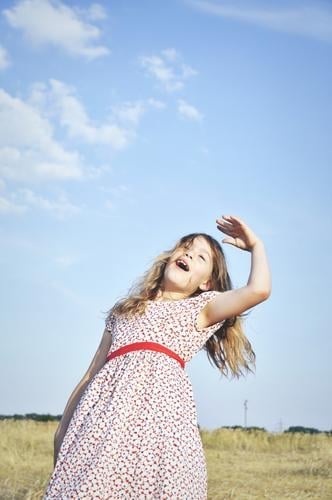 es war einmal im sommer ..... Kind Kindheit Mädchen junges Mädchen Jugendliche Freude Unsinn frei wild verrückt ADS Ritalin Kindererziehung gestikulieren