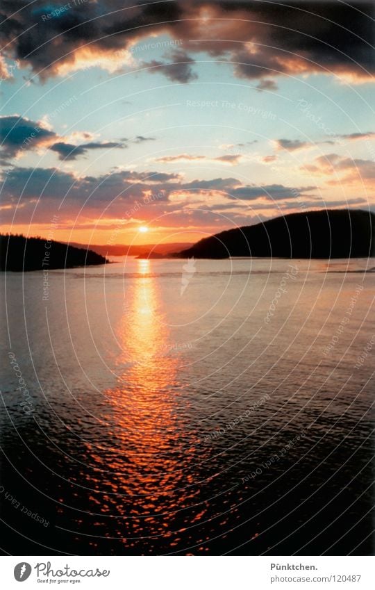 Wann werden wir uns wieder sehen? Norwegen Sonnenuntergang Reflexion & Spiegelung Ferien & Urlaub & Reisen Wolken Hügel Oslo Fernweh Trauer Erinnerung Wellen