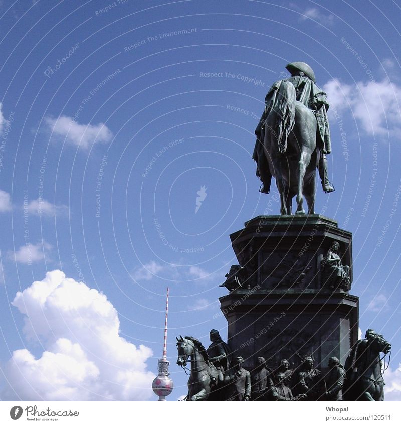 So eine Nervensäge! Denkmal himmelblau Wolken Sommer historisch Berliner Fernsehturm Reiter Himmel