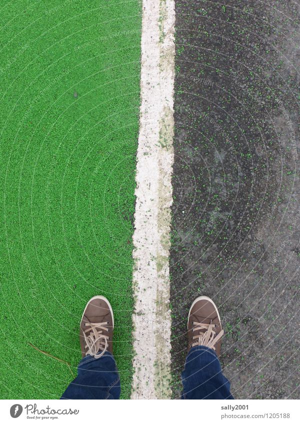 neben dem Strich gehen... Fuß 1 Mensch Bürgersteig Jeanshose Schuhe Turnschuh stehen grün weiß Farbe Perspektive Symmetrie Gleichgewicht Fahrbahnmarkierung