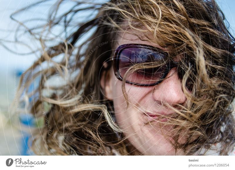 Frau mit Sonnenbrille und vom Wind verwehten Haaren im Gesicht Mensch feminin Junge Frau Jugendliche Erwachsene Kopf Haare & Frisuren 1 Klima Wetter