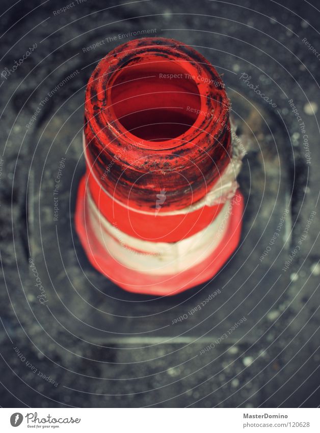 VLC Verkehrsleitkegel Warnsignal weiß Bauschutt Baustelle Tiefenschärfe Vogelperspektive kegelförmig Sicherheit Straßenhütchen Verkehrshütchen Hütchenspiel