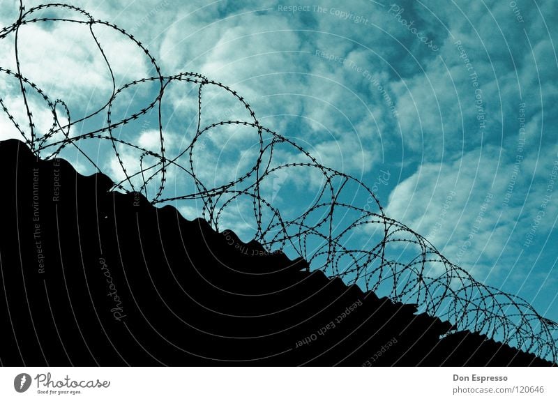 Guantanamo Freiheit Himmel Wolken Mauer Wand blau Sicherheit Gewalt Stacheldraht Zaun gefangen Justizvollzugsanstalt bewachen Haftstrafe Sträfling einsperren