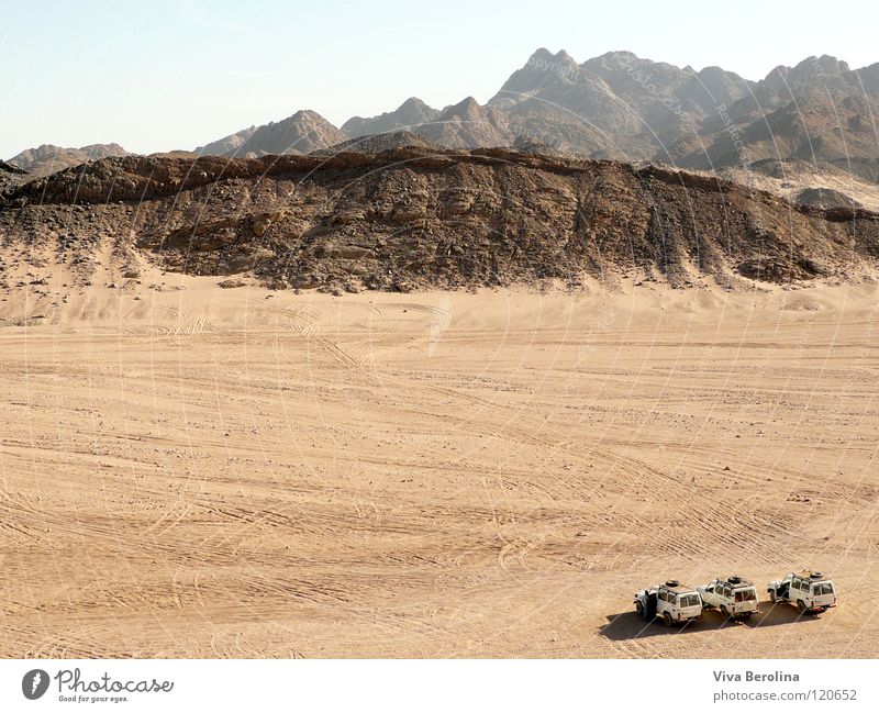 Sprungschanze Geländewagen Horizont Spuren Unendlichkeit Ferne groß klein Ferien & Urlaub & Reisen Ägypten Safari Wüste Jeep Jeeps Sand Freiheit