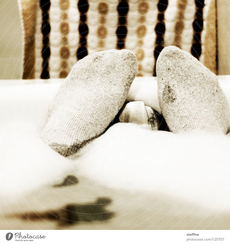 Badevergnügen Badewanne Erholung ausschalten Physik gemütlich Kuscheln Keramik Reinigen Sauberkeit Knie Zehen Feierabend Wochenende sich etwas gönnen weiß gelb