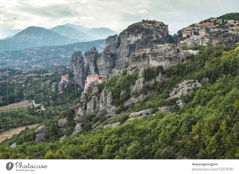 Meteora in Griechenland schön Ferien & Urlaub & Reisen Tourismus Sommer Berge u. Gebirge Natur Landschaft Wald Felsen Kirche Architektur alt Kloster Klippe