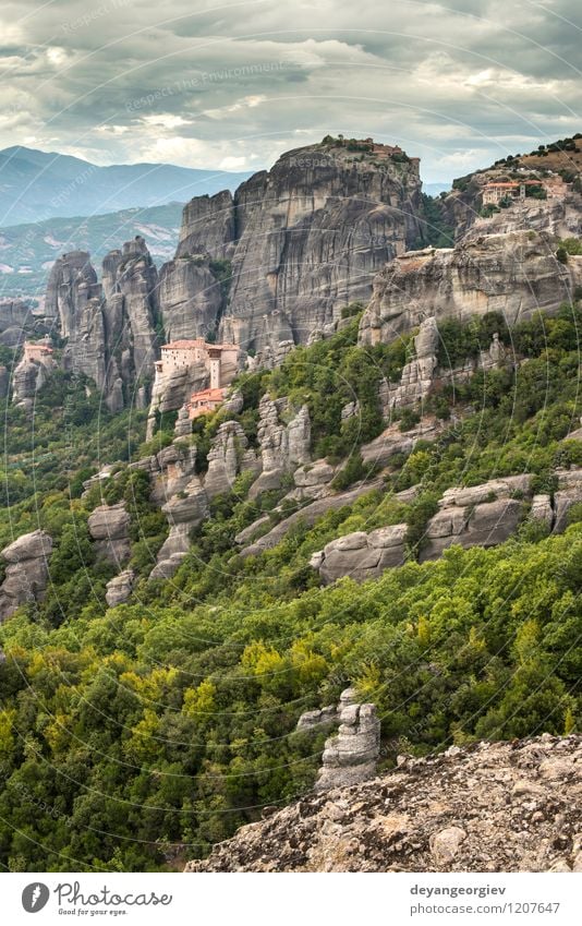 Meteora in Griechenland schön Ferien & Urlaub & Reisen Tourismus Sommer Berge u. Gebirge Natur Landschaft Wald Felsen Kirche Architektur alt Kloster Klippe