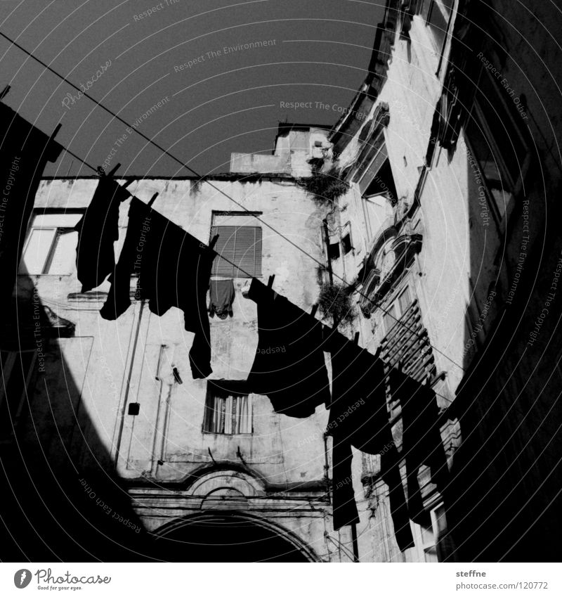 schmutzige Wäsche waschen Bekleidung Dinge trocknen trocken aufhängen Hinterhof Haus schwarz weiß T-Shirt Hemd Pullover Neapel Italien Waschtag dreckig