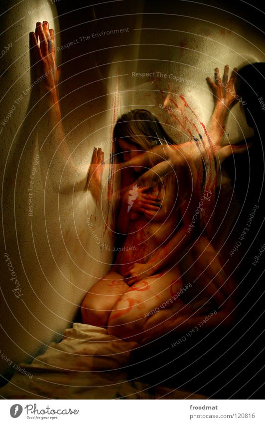 touch bottom Körpermalerei Bett Erotik Intimität berühren intensiv nackt freizügig Gefühle Explosion Schichtarbeit Langzeitbelichtung Taschenlampe Schweiz