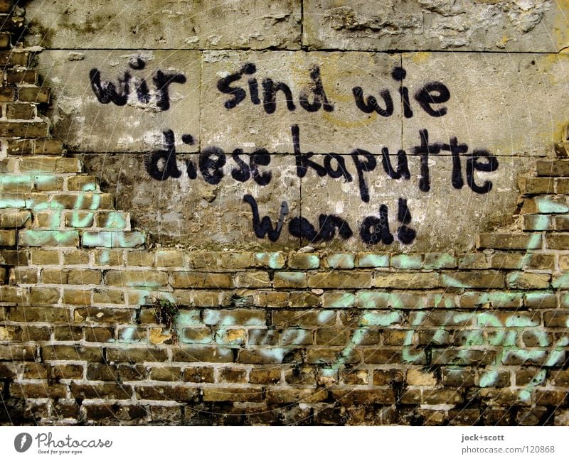 Wir sind wie? geschmiert an einer kaputten Mauer Straßenkunst Kreuzberg Backstein Graffiti Wort dreckig hässlich Zukunftsangst Misstrauen Verachtung Verfall