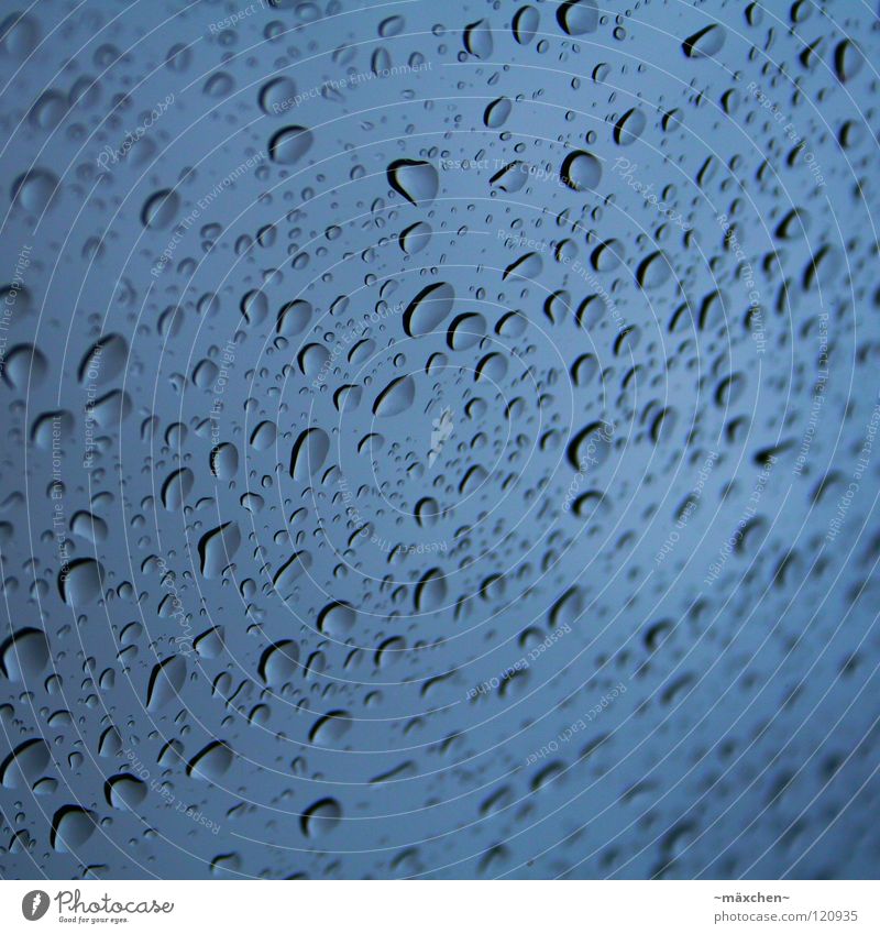 Regen über Regen Saurer Regen spritzen Fensterscheibe Flüssigkeit nass feucht Licht Wasser Luftverkehr Himmel raindrops Wassertropfen dropf acid rain water blau