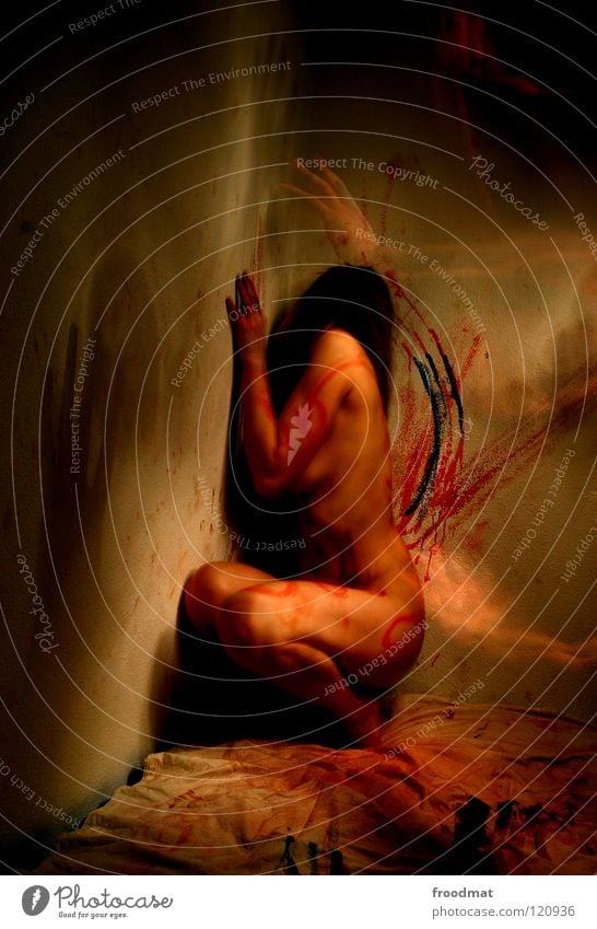 anxiety Körpermalerei Bett Erotik Intimität berühren intensiv nackt freizügig Gefühle Explosion Schichtarbeit Langzeitbelichtung Taschenlampe Schweiz Sexualität