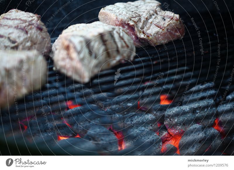Heiße Kohlen unterm Rost Lebensmittel Fleisch Steak Rindfleisch rosa Grillen Grillerei Holzkohle Glut heiß Grillrost zart heißglut weißglut bruzeln frisch