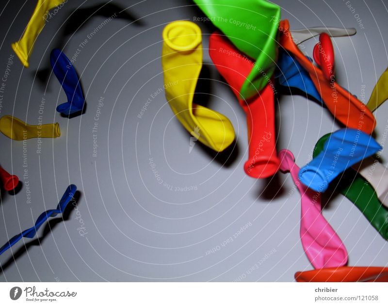 Ballonflug mehrfarbig Freude Spielen Freiheit Party Feste & Feiern Geburtstag Luftverkehr Luftballon fliegen werfen blau gelb grün rosa rot Kindergeburtstag