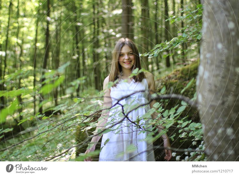 :) Kind Mädchen 1 Mensch 8-13 Jahre Kindheit Natur Sommer Baum Park Wald Kleid langhaarig Lächeln lachen Blick stehen Freundlichkeit Fröhlichkeit schön grün