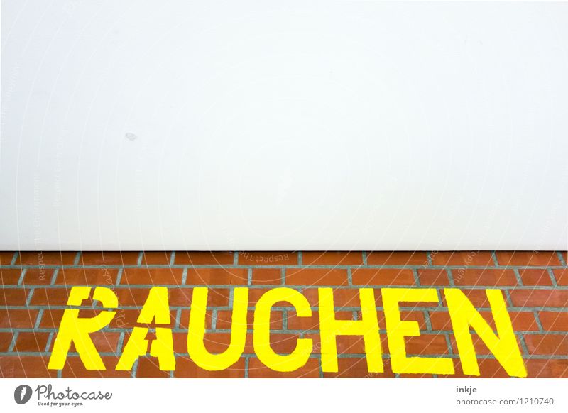 ! Menschenleer Mauer Wand Fassade Decke Backstein Schriftzeichen Schilder & Markierungen Hinweisschild Warnschild groß gelb Sucht Verbote Rauchen