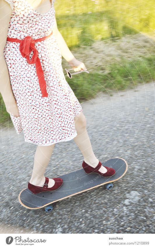 skaten Straße Wege & Pfade Asphalt Wegrand Kind Mädchen Kleid Schleife Schuhe Beine Fuß Skateboarding fahren Sommer Mut gefährlich skurril seltsam Damenschuhe