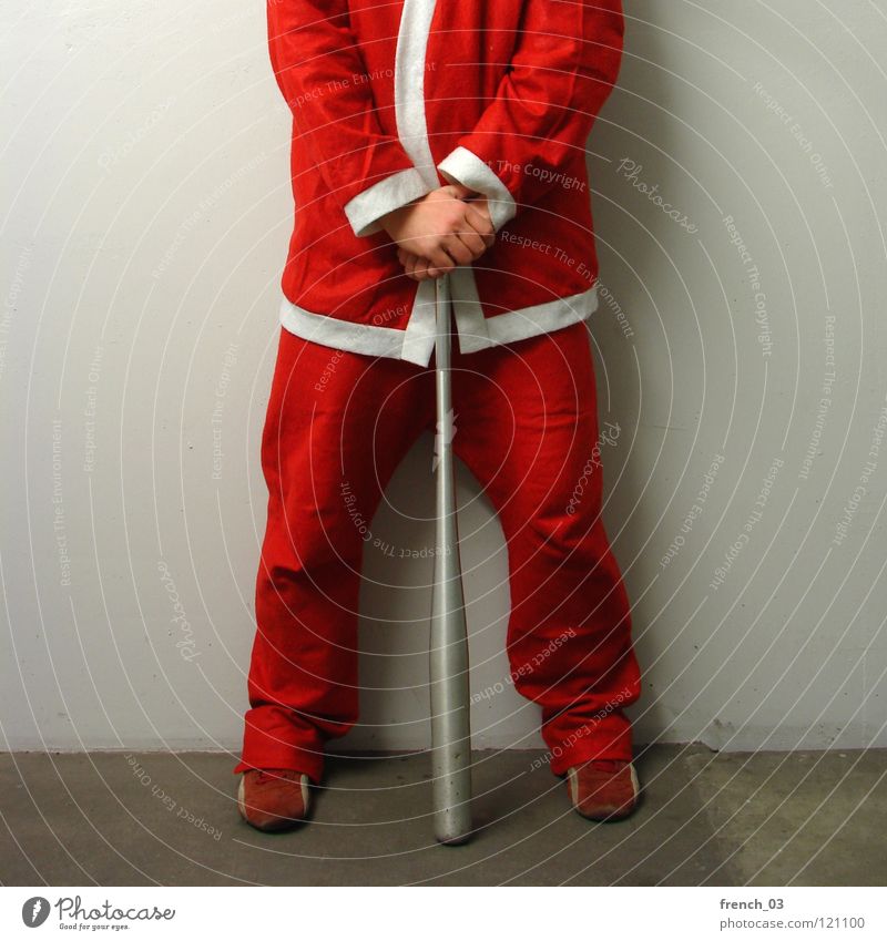 Kopfloser Weihnachtsmann II festlich Feiertag rot weiß Kittel Mann Hand Hose Anzug gekreuzt Wand grau Schatten kopflos Trauer Zusammensein Feste & Feiern Gebet