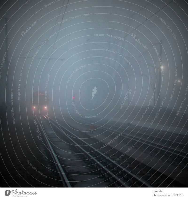 Die Bahn kommt Gleise Eisenbahn Verspätung Fahrplan Elektrizität Oberleitung Bahnsteig Nebel Nacht dunkel Schlechte Laune Morgen Winter Herbst kalt Licht