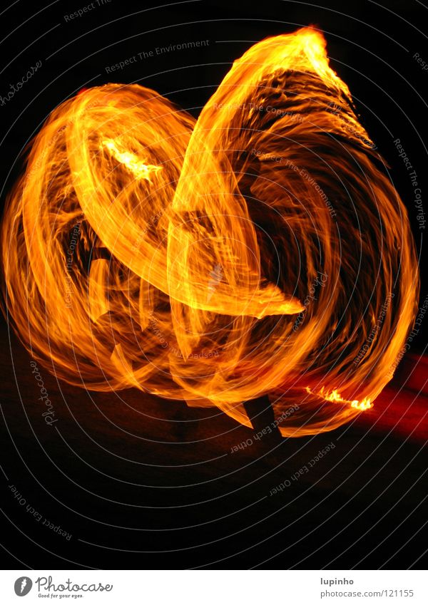 Feuerkunst heiß Feuerschlucker Mut Geschwindigkeit Nacht dunkel geheimnisvoll Kunst Zauberei u. Magie faszinierend Außenaufnahme Langzeitbelichtung Brand Freude
