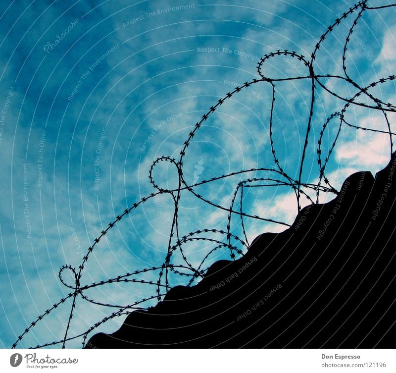Lebenslänglich! Freiheit Himmel Wolken Mauer Wand blau Sicherheit Gewalt Stacheldraht Zaun gefangen Justizvollzugsanstalt bewachen Guantanamo Haftstrafe