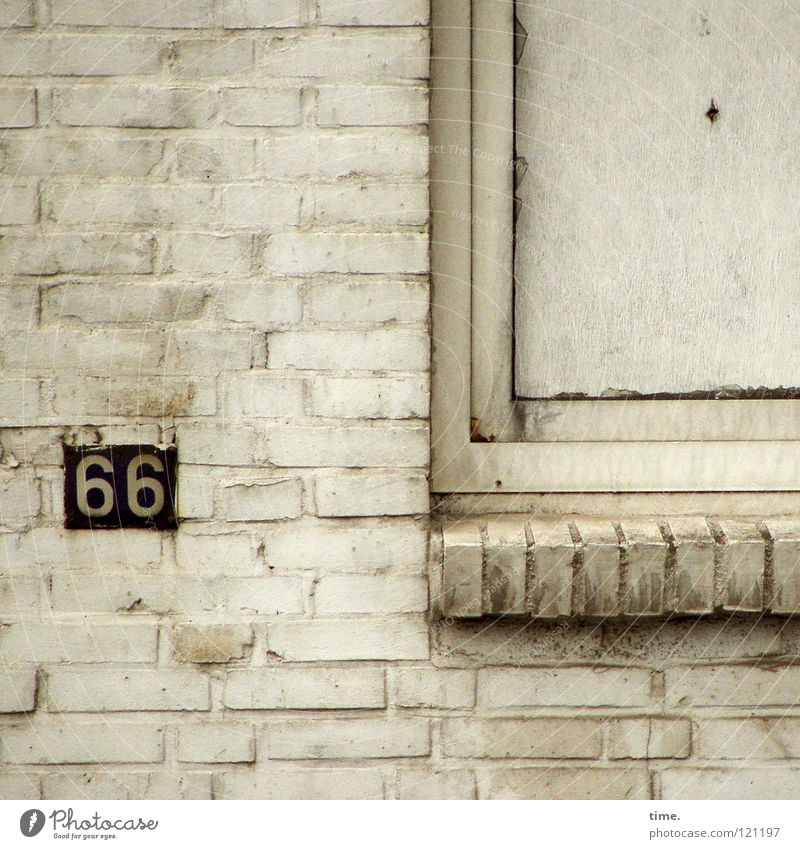 unbekannt verzogen Mauer Wand Ziffern & Zahlen Hausnummer Backstein Fenster Fensterbrett Fensterrahmen geschlossen verbinden Route 66 Unbewohnt Karton dreckig