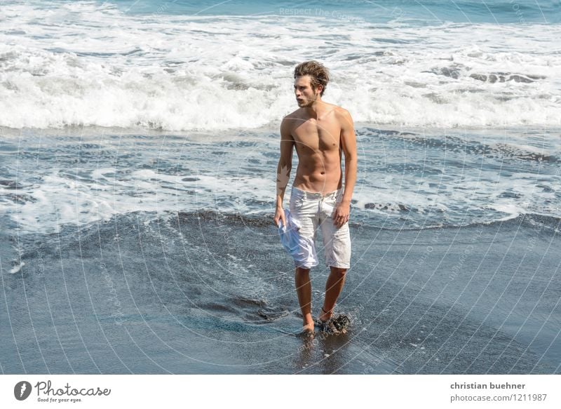 Beach Erholung Abenteuer Sommer Sommerurlaub Sonnenbad Strand Meer Wellen Junger Mann Jugendliche 1 Mensch 18-30 Jahre Erwachsene Fitness laufen stehen Erotik