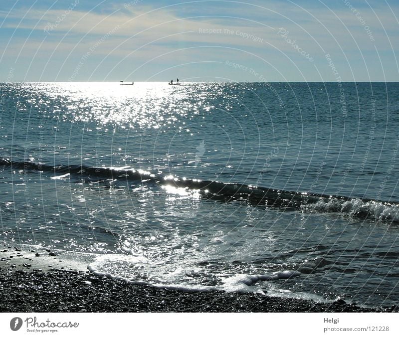 Landschaft am Strand mit Meer, Horizont, Himmel und Sonnenlicht See Meerwasser Wellen Brandung Küste Kieselsteine Bewegung herzbewegend Schaum Wasserfahrzeug