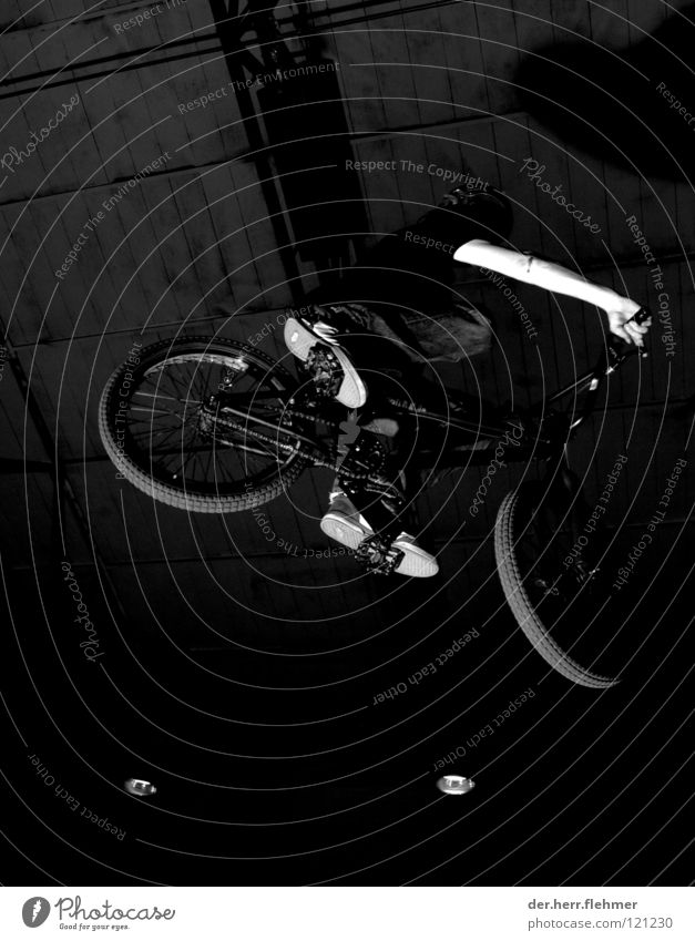 erwischt Abflughalle springen schwarz weiß Licht Mountainbike extrem Sport Spielen BMX time Schatten dirt grevenbroich Industriefotografie rider Air Trick Jump